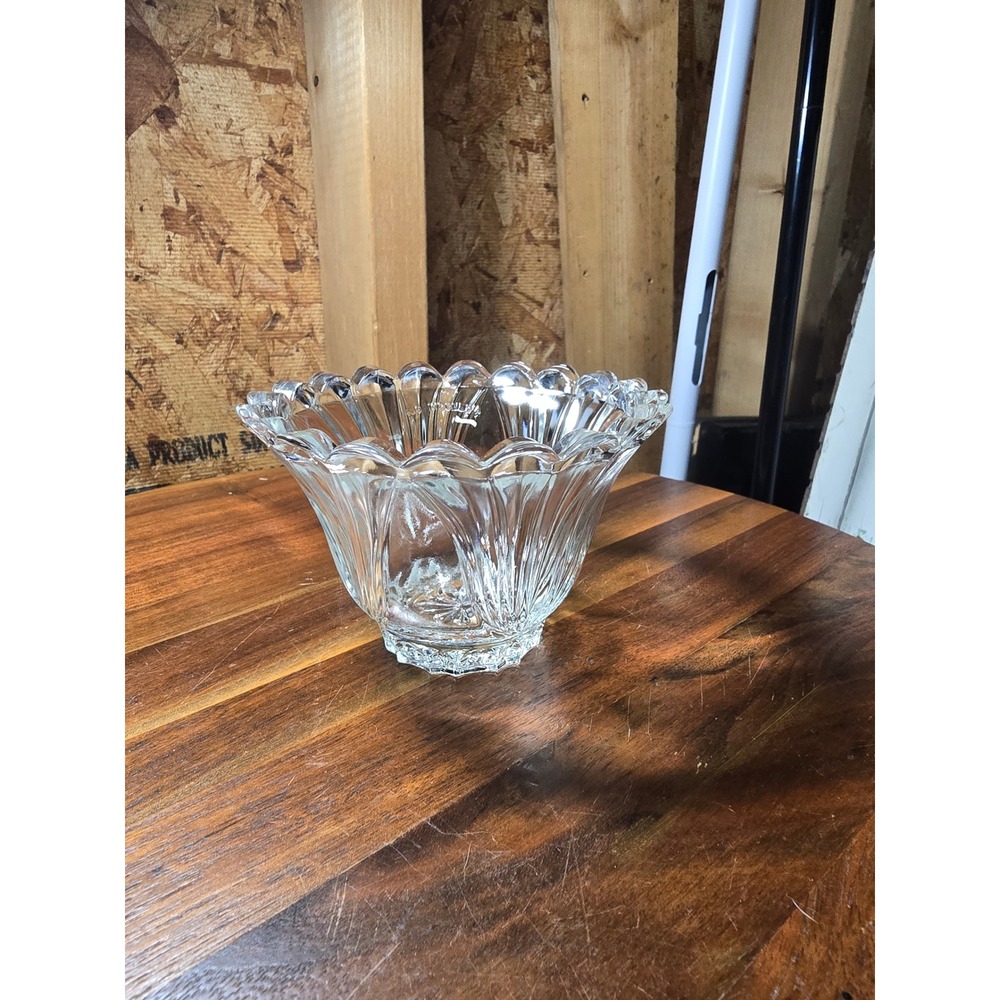 Vintage Clear Scalloped Glass Bowl Starburst Base Ribbed Crystal Decor